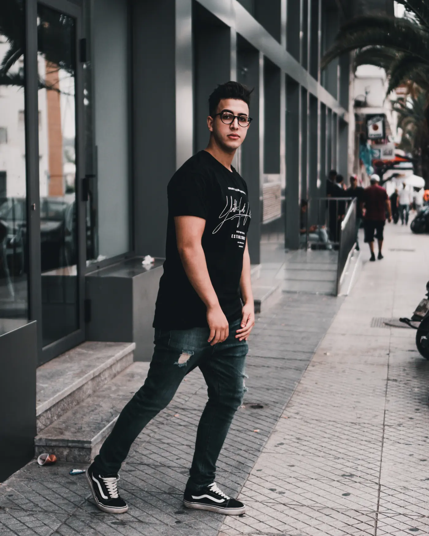 Jeune homme portant un T-shirt noir dans une rue d’Agadir