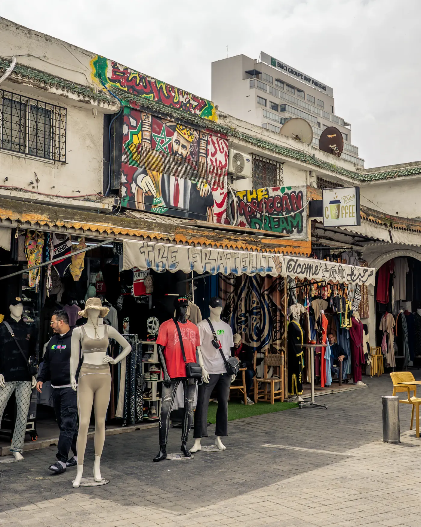 Rue commerçante et vêtements présentés à Casablanca